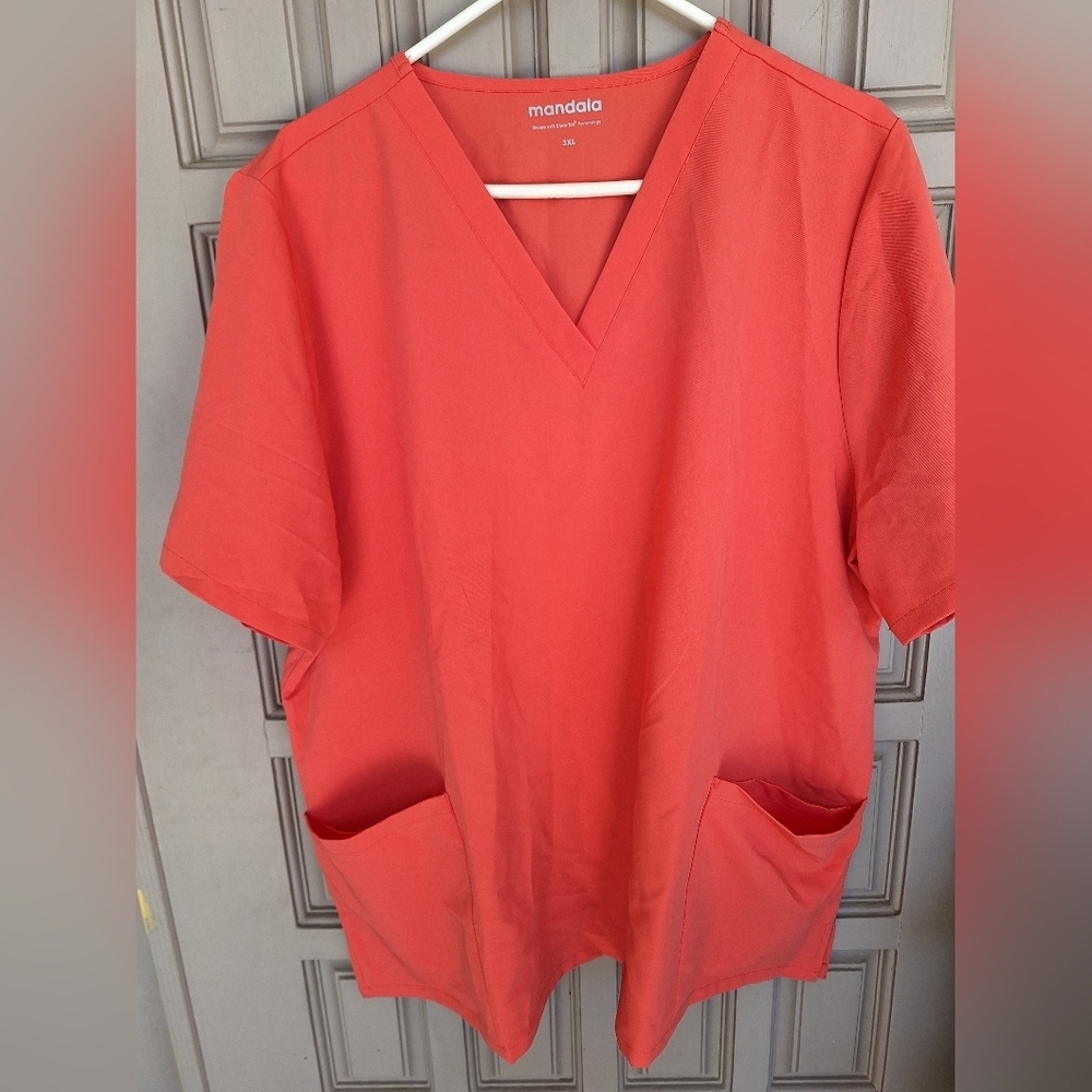 Plus Size Mandala Scrub Top Sz3XL Red V-Neck Top Nice